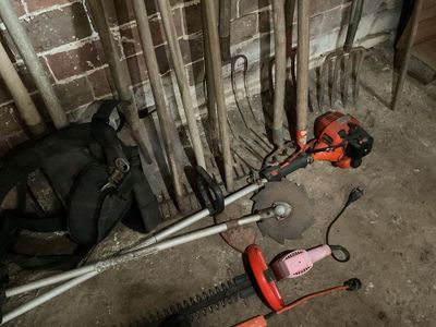 a picture of a bunch of tools that are laying on the ground