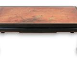une table basse de style oriental avec un plateau en cuivre et des pieds noirs