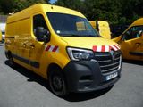 une camionnette jaune garée dans un parking