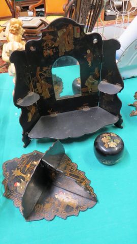 Etagère d’applique, en carton bouilli laqué décor Chine, intégran...
