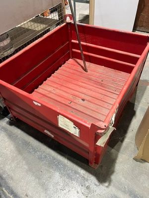 un chariot rouge posé par terre