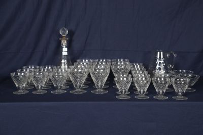 une photo représentant un ensemble de verres à vin et une carafe