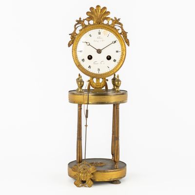 une horloge posée sur une table