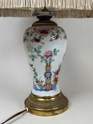 ASIE, XXe. Vase en porcelaine polychrome à décor émaillé de … - Photo 1