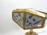 une lampe posée sur un pied, sur une table