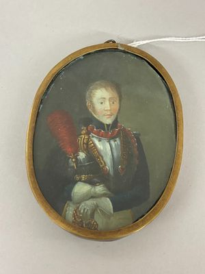portrait d'un jeune homme en uniforme militaire tenant un éventail