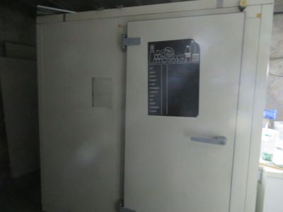 une photo d'un réfrigérateur avec un tableau noir sur la porte