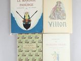 trois livres sont empilés sur une table