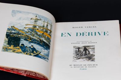 un livre ouvert sur lequel figure l'image d'un bateau