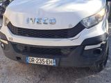 un camion blanc garé sur le bord de la route