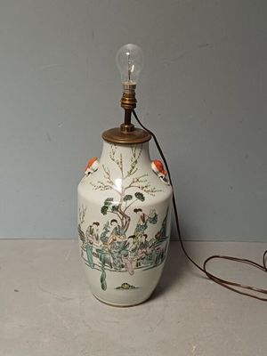 une lampe posée sur une table à côté d'un mur