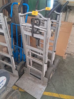 deux diables placés l'un à côté de l'autre