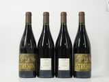 trois bouteilles de vin sont alignées sur une table