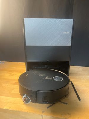 une photo d'un aspirateur robot posé sur une table en bois