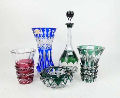 quatre vases en verre de couleurs différentes posés sur une surface blanche