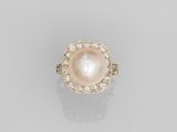 une bague en perles de culture et diamants