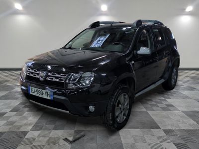 une photo d'un 4x4 noir garé dans un garage