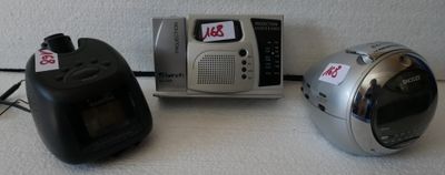 trois types différents d'appareils électroniques posés sur une table