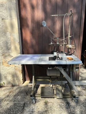 une machine à coudre posée sur une table devant un immeuble