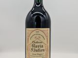 une bouteille de vin posée sur une table à côté d'une bouteille de vin