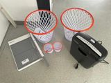 deux poubelles et une déchiqueteuse à papier posées par terre