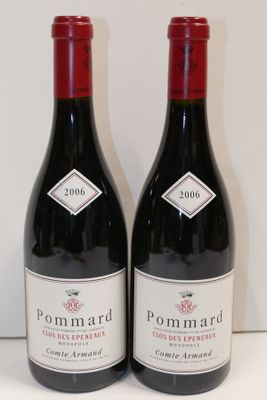 deux bouteilles de vin rouge posées l'une à côté de l'autre sur une table