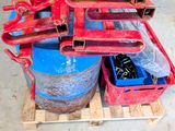 un gros tas d'outils posé sur une palette dans un garage