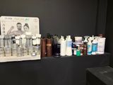 de nombreux types de produits de soins de la peau exposés sur une étagère