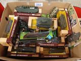 une boîte en carton remplie de véhicules militaires miniatures et d'autres objets