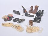 plusieurs paires de chaussures posées sur une table