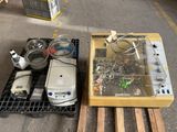 deux appareils électroniques posés côte à côte sur une palette