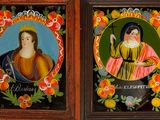 deux photos encadrées représentant une femme et un homme en costume de la Renaissance