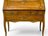 un vieux bureau en bois avec des tiroirs et des tiroirs sur le dessus
