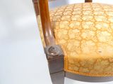 une chaise ornée d'un motif jaune et blanc