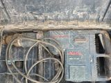 un outil dans une boîte à outils contenant un cordon