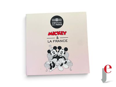 un gros plan d'un livre sur lequel figurent Mickey et Minnie