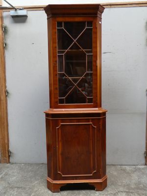 Vitrine encoignure anglaise en bois vernis, ouvrant à une po…