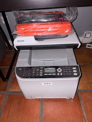 une imprimante posée sur un bureau à côté d'une imprimante