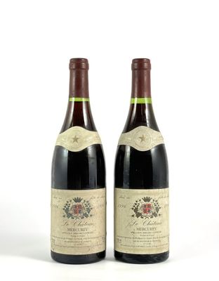 deux bouteilles de vin posées l'une à côté de l'autre sur une surface blanche
