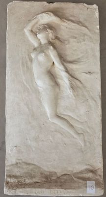 sculpture représentant une femme en maillot de bain posée sur une dalle de pierre