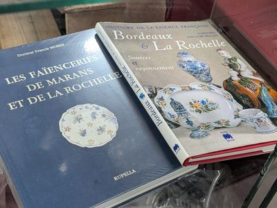 deux livres posés sur une table en verre