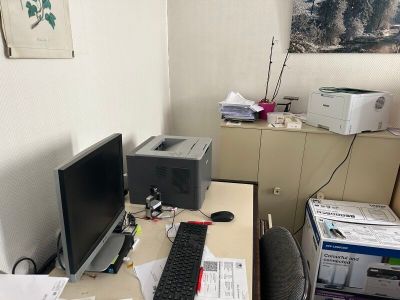 un bureau équipé d'un ordinateur et d'une imprimante