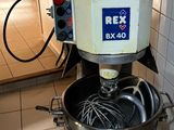 une photo d'un mixeur dans une cuisine avec un carrelage au sol
