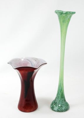 deux vases posés l'un à côté de l'autre sur une surface blanche