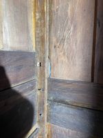 Armoire lyonnaise en noyer mouluré de réserves et sculpté de… (photo 4)