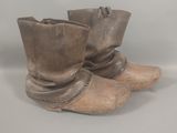 une paire de chaussures posée sur une table