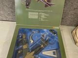 une boîte ouverte posée sur une table, contenant une maquette d'avion