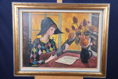 un tableau représentant une femme jouant de la guitare près d'un vase de fleurs