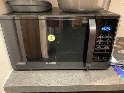 une photo d'un micro-ondes sur lequel est posé un saladier