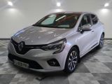 la voiture blanche est garée sur un sol en damier dans le garage